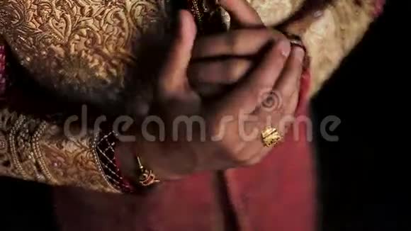 印度男人双手合拢站在结婚礼服上视频的预览图
