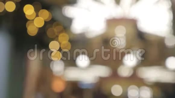 失去焦点的圣诞灯和娱乐孩子们骑在旋转木马上喜庆的气氛视频的预览图