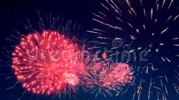 五彩缤纷的烟花在夜空中发光新年快乐概念视频的预览图