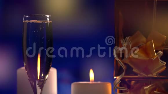 优雅的长笛香槟与烛光视频的预览图