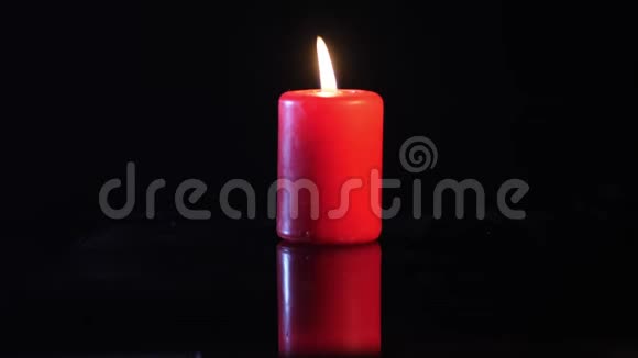 哀悼和希望的典型背景燃烧的蜡烛视频的预览图