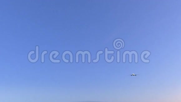 双引擎商用飞机抵达海德拉巴机场前往巴基斯坦概念性4K动画视频的预览图