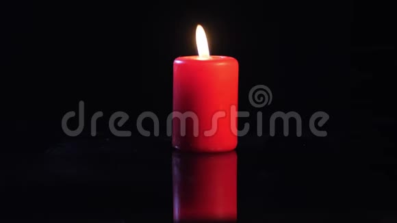 蜡烛黑色背景上的小火焰视频的预览图