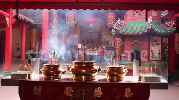 越南河内02年6月2013年6月02日在越南河内的一座寺庙里点燃蜡烛视频的预览图