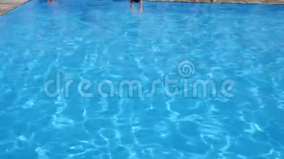 穿着泳衣的美女在泳池边的蓝色清水下漂流进入暑假视频的预览图