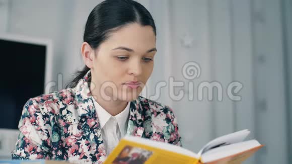 女人读有趣的书视频的预览图