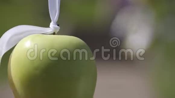 白色带子婚礼装饰上的绿苹果视频的预览图