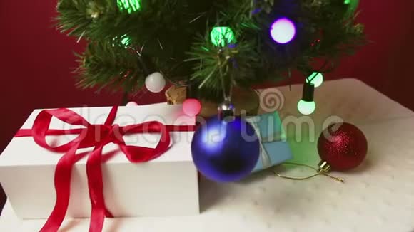 圣诞树上有五颜六色的玩具和漂亮的包裹里的礼物视频的预览图