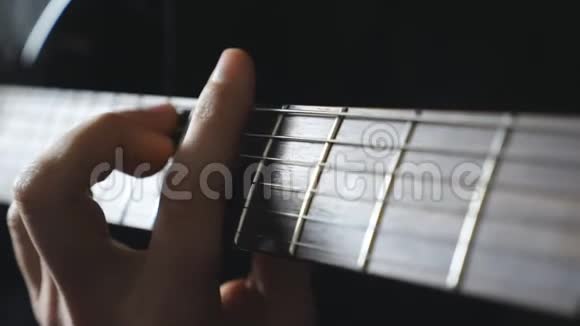 合上吉他手串弦的男性手指独唱摇滚音乐的家伙之手音乐家的手臂视频的预览图