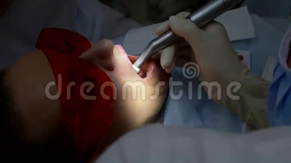 特写镜头那个女人去看牙医戴手套的牙医手视频的预览图