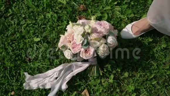 新娘拿着她的婚礼花束在相框里放一束特写花束视频的预览图