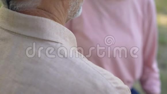 老年妇女在疾病或损失的坏消息后拥抱男人家庭支持视频的预览图
