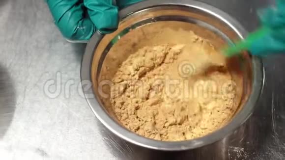洗发水的生产搅拌赭石粉和化学液体的混合物视频的预览图