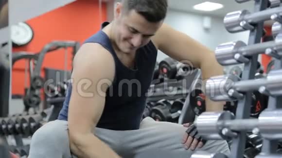 体育健美运动员青年男子健身锻炼二头肌视频的预览图