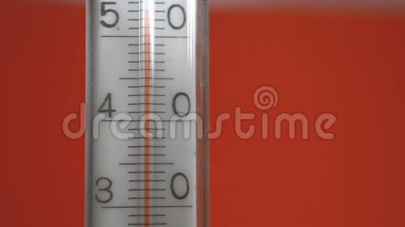 红色背景上的温度计视频的预览图