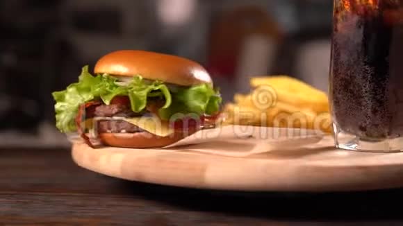 新鲜芝士汉堡和炸土豆片视频的预览图