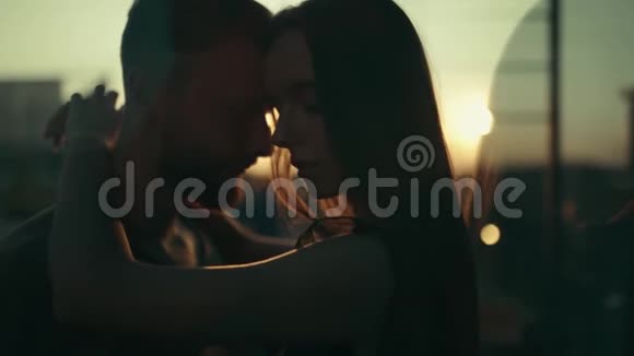 恋爱中的浪漫情侣男人和女人拥抱日落视频的预览图