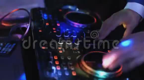 DJ在夜总会的遥控器上播放视频的预览图