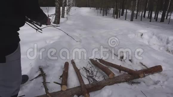 人们在准备过冬的柴火时扔木头视频的预览图