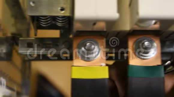 员工安装电器设备的工艺柜视频的预览图
