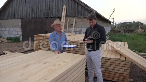 木材制造商与买方商定购买价格握手视频的预览图