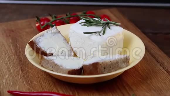 木制盘子上的面包和黄油视频的预览图