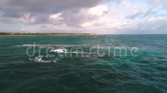 多米尼加共和国加勒比海海浪和热带岛屿景观的鸟瞰图视频的预览图