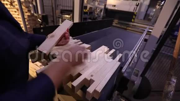 家具厂室内家具厂木工工厂的现代机器视频的预览图