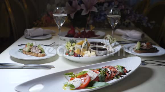 美味的辣椒色拉与葡萄酒醋在缓慢的运动最后一击餐厅主厨烹饪视频的预览图