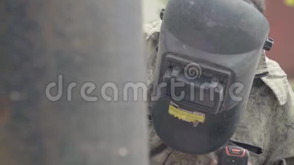 焊接过程中的焊工特写镜头基辅乌克兰视频的预览图