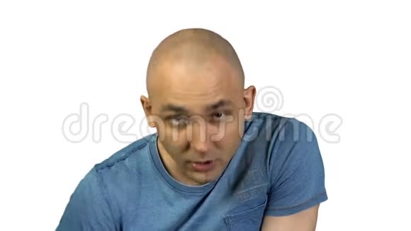白色背景的年轻秃头视频的预览图
