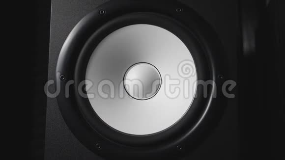 关闭移动现代低音炮录音室白色圆形音频扬声器从声音中脉动和振动视频的预览图