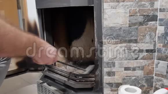 人从灰烬中清理壁炉视频的预览图