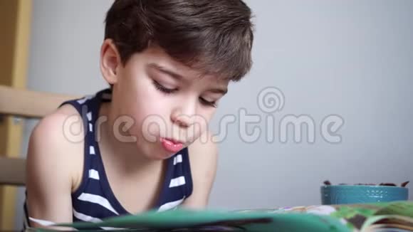 6岁的男孩看完这本书吃了干水果后很伤心视频的预览图