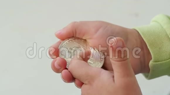 这孩子手拿着比特币硬币速度很慢视频的预览图