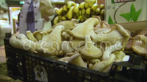 超市里的蘑菇视频的预览图