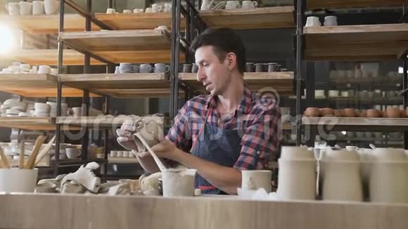 白种人男性陶工在陶器中制作陶瓷帽视频的预览图