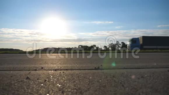 卡车在高速公路上行驶卡车穿过乡村背景是美丽的风景慢动作视频的预览图