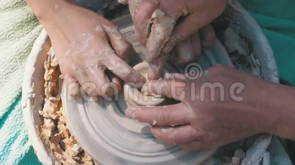 波特他的手在陶工车轮上用粘土工作视频的预览图