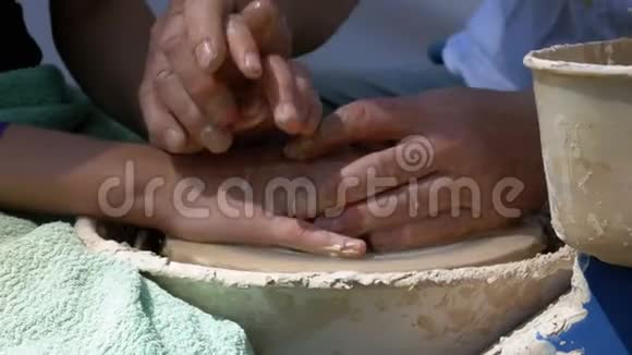 陶工师傅的手和陶土花瓶在陶工的车轮特写视频的预览图