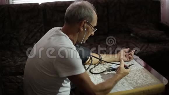 成年男性血压测量成年后的保健视频的预览图