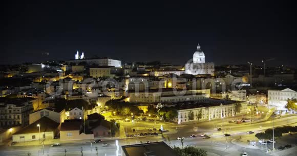 空中观景里斯本市中心葡萄牙历史悠久的旧城区的夜晚时光流逝视频的预览图