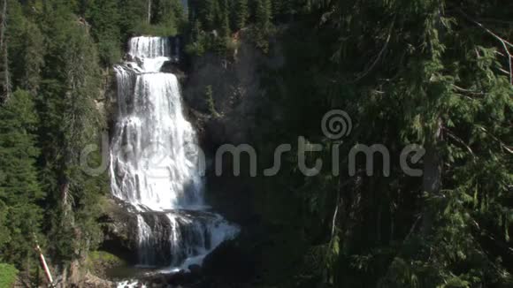 加拿大的风景瀑布视频的预览图