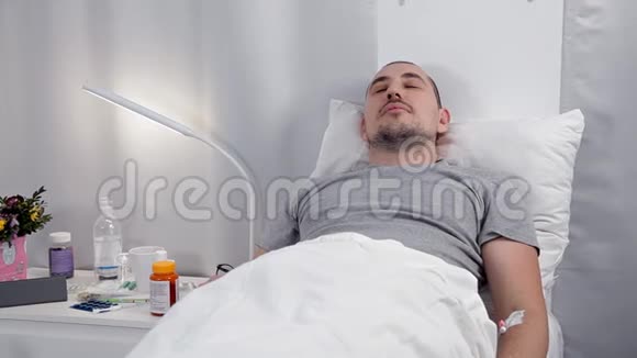 年轻人生病躺在医院病房里视频的预览图