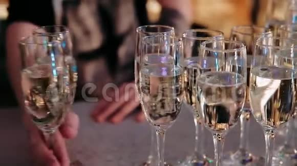 酒保准备的一张桌子上放着香槟酒杯准备香槟酒视频的预览图