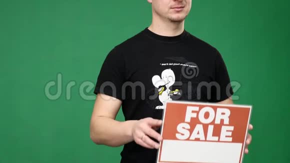 一个男人的手拿着一个出售的牌子视频的预览图