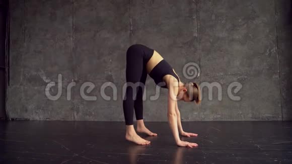 练习瑜伽美丽的少女在运动服训练瑜伽位置在健康俱乐部白人年轻女孩视频的预览图