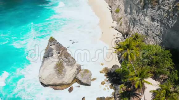 尼萨佩尼达岛上有悬崖的钻石海滩空中无人机观赏热带景观视频的预览图