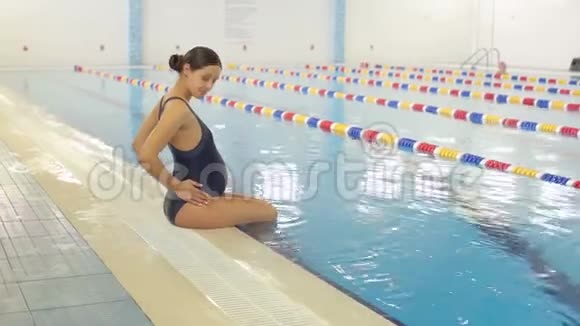一个年轻的怀孕少女在空池中的肖像视频的预览图
