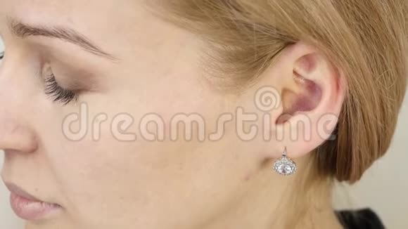 女人在辛苦的一天工作后移动耳朵做面部按摩家庭自我按摩4K视频的预览图